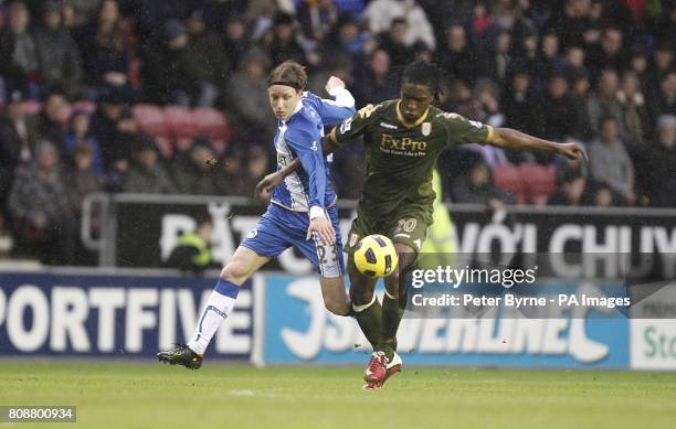 Wigan Athletic's Ronnie Stam and Fulham's Dickson Etuhu