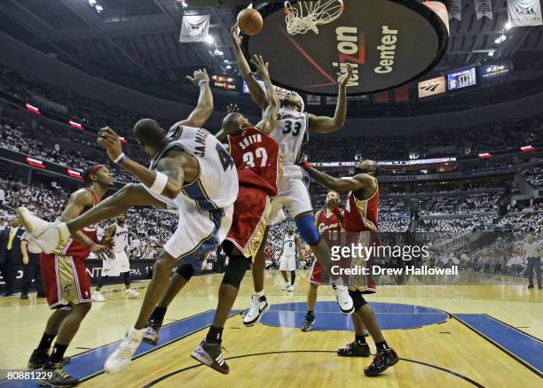 Brendan Haywood of the Washington Wizards and Joe Smith of the Cleveland Cavaliers go up for a rebound, while Antawn Jamison of the Washington...