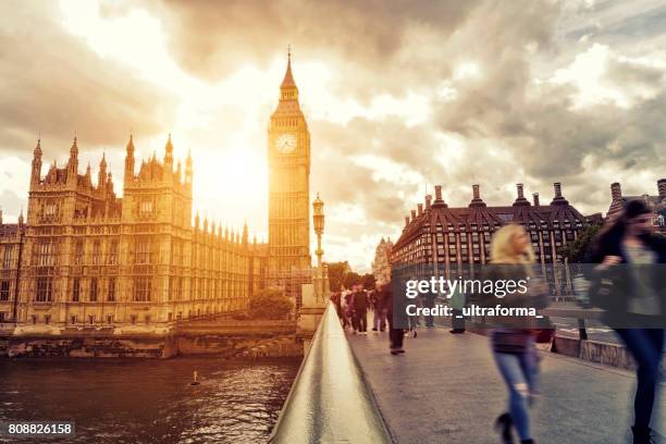模糊的人在日落時分在威斯敏斯特橋上行走 - city of westminster london 個照片及圖片檔