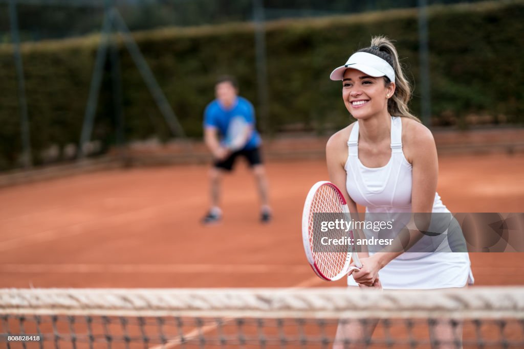 テニスの試合のダブルスを再生するカップル