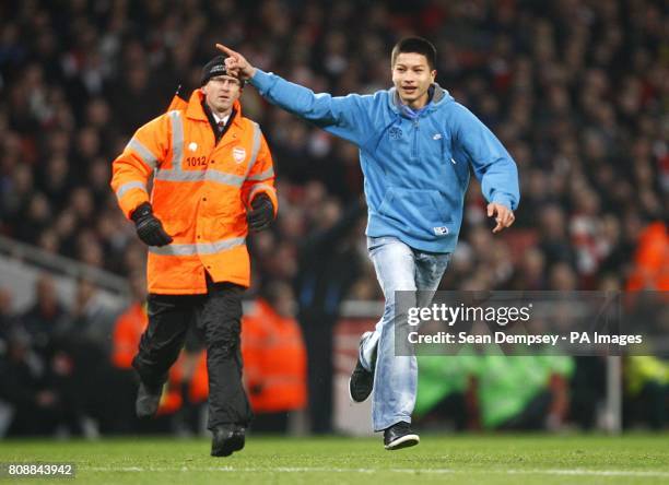 Pitch invader gives an Arsenal steward the slip