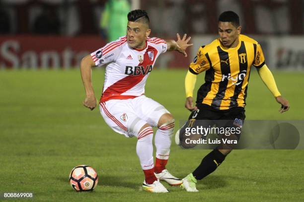 Jorge Moreira of River Plate fight for the ball with Rodolfo Gamarra of Guarani during a first leg match between Guarani and River Plate as part of...