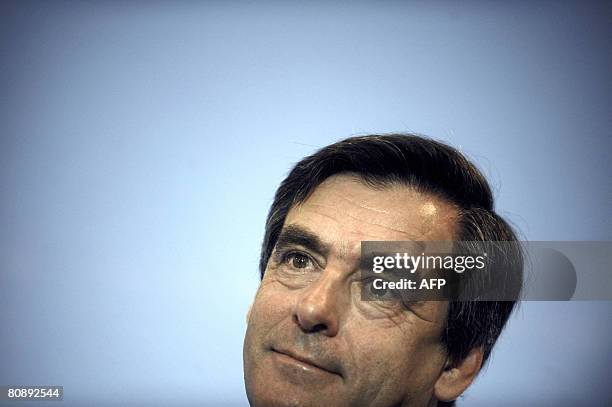 Le Premier ministre Fran?ois Fillon ?coute un discours lors de sa visite de l'entreprise Prodef France Chimie qui produit des d?tergeants et des...