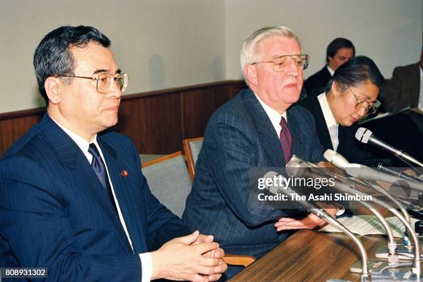 Communication Minister Takenori Kanzaki and U.S. Ambassador to Japan Walter Mondale attend a press conference after their mobile phone negotiations...