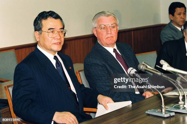 Communication Minister Takenori Kanzaki and U.S. Ambassador to Japan Walter Mondale attend a press conference after their mobile phone negotiations...