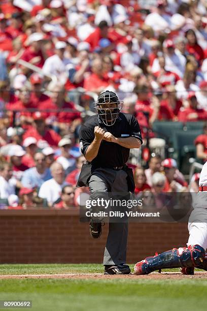 Umpire Tim Tschida officiates a game between the Houston Astros and the St. Louis Cardinals on April 26, 2008 at Busch Stadium in St. Louis,...