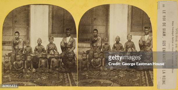 Stereoscopic portrait of the royal family of Siam: the King, his children, and the Queen, 01/01/1875