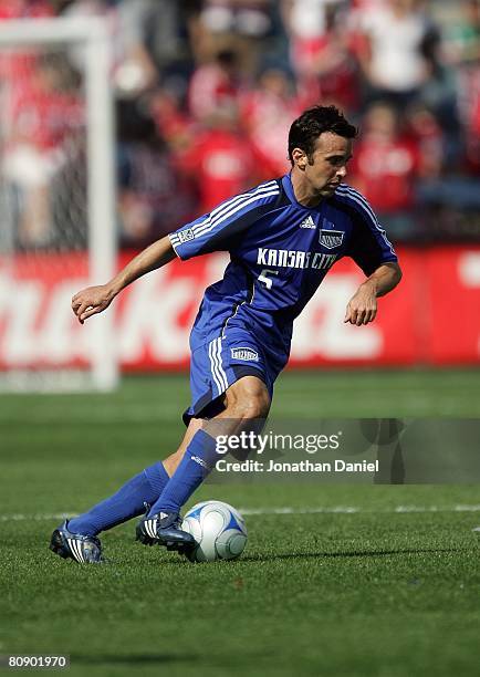 Kerry Zavagnin of the Kansas City Wizards plays the ball against the Chicago Fire during their MLS match on April 20, 2008 at Toyota Park in...