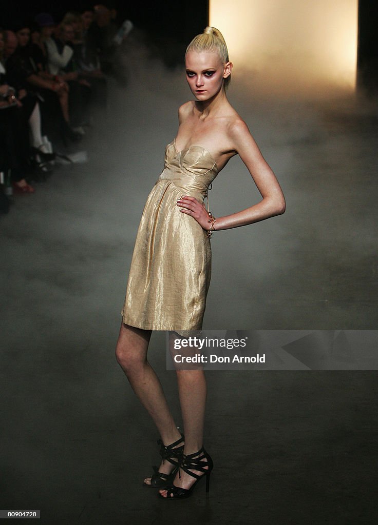 RAFW S/S 2008/09 - Silence Is Golden Catwalk