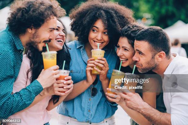 gruppe von freunden smoothies trinken - drinking juice stock-fotos und bilder
