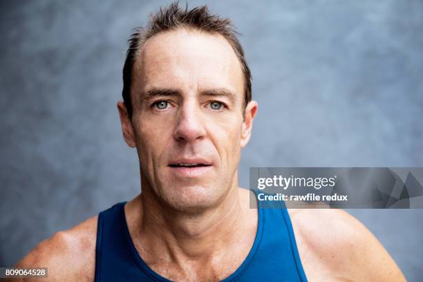 middle aged male runner - gray eyes stock-fotos und bilder