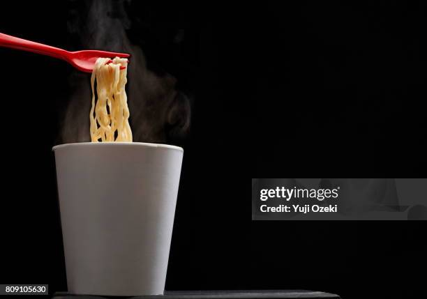 cup noodles - cup noodles stock-fotos und bilder