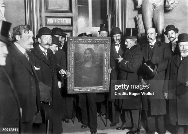 People gather around the Mona Lisa painting on January 4, 1914 in Paris France, after it was stolen from the mus?e du Louvre by Vincenzo Peruggia in...