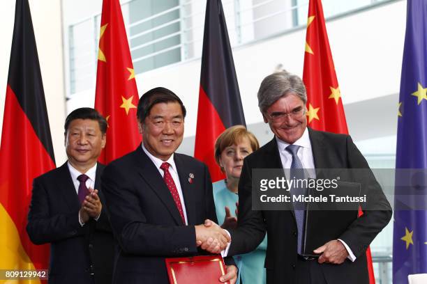 Germany Chancellor Angela Merkel and Chinese President Xi Jinping look at Siemens CEO Joe Kaeser and Hue Li Feng after signin a Contract at the...