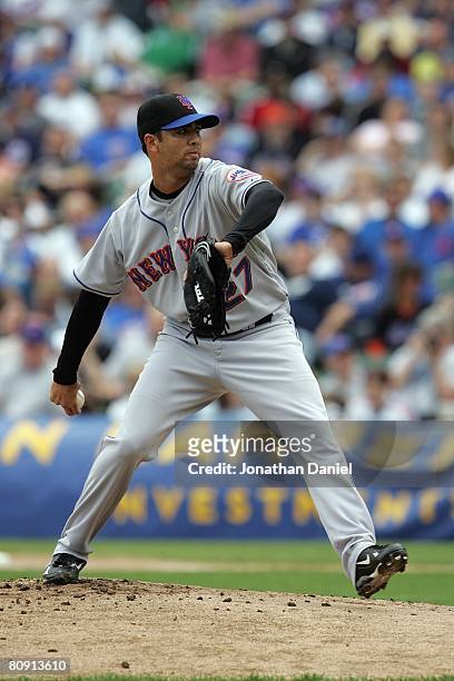 Nelson Figueroa of the New York Mets pitches against the Chicago Cubs on April 22, 2008 at Wrigley Field in Chicago, Illinois.