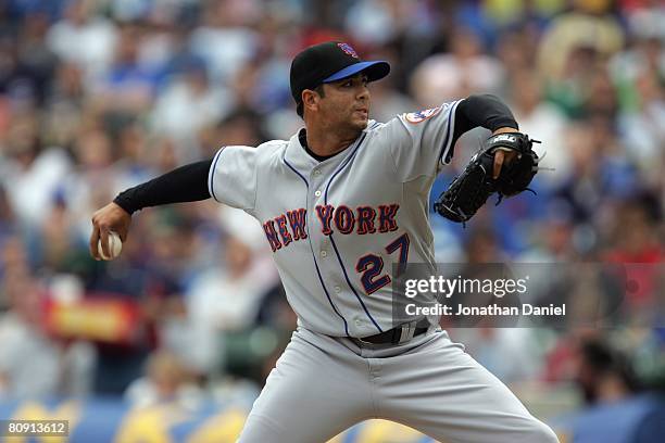 Nelson Figueroa of the New York Mets pitches against the Chicago Cubs on April 22, 2008 at Wrigley Field in Chicago, Illinois.