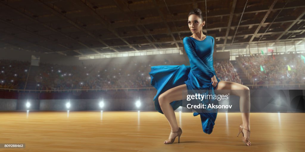 Kvinnliga dansare utföra ivrigt latinamerikansk dans på en stor professionell scen