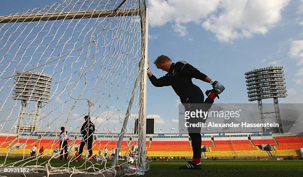 Oliver Kahn stretches during a Bayern Munich training session at the Petrovsky stadium on April 30, 2008 in St. Petersburg, Russia. The UEFA Cup semi...