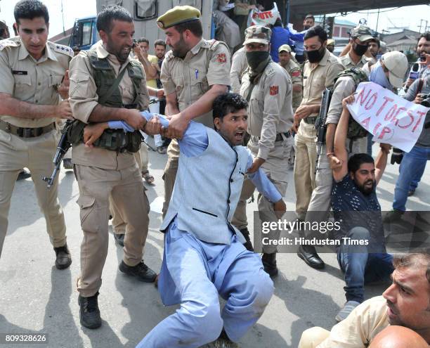Abdul Rasheed Police Abdul Rashid Sheikh Photos and Premium High Res Pictures - Getty Images