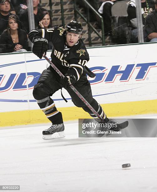 Brenden Morrow of the Dallas Stars makes a pass to a teammate against the San Jose Sharks during during game three of the Western Conference...