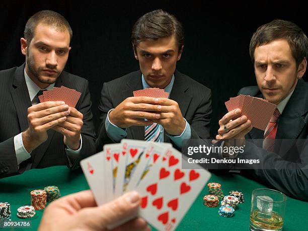 men playing poker - poker stockfoto's en -beelden