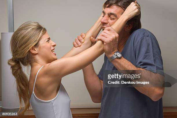 couple fighting - tocar fotografías e imágenes de stock