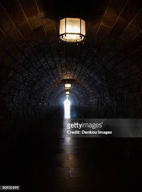 dungeon hallway - kerker stockfoto's en -beelden