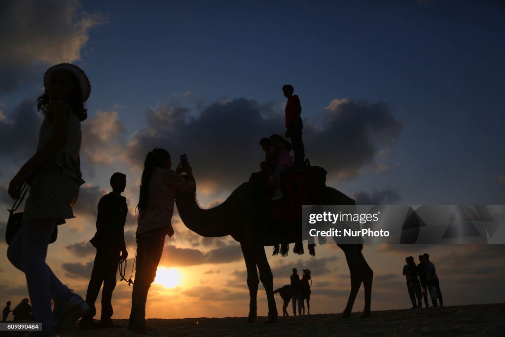 Highlights pollution of the seawater in Gaza