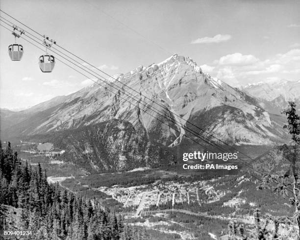 General view of Cascade Mountain in Canada's Rocky Mountains during Spring. Tourists look over the mountain as they rise up to Sulphur Mountain on...