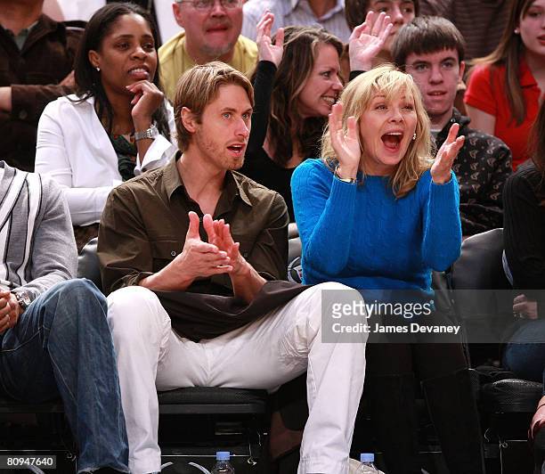 Alan Wyse and Kim Cattrall attend Memphis Grizzlies vs NY Knicks game at Madison Square Garden on March 21, 2008 in New York City.