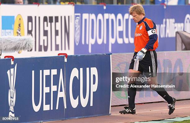 Oliver Kahn of Bayern Munich walks off the pitch during the half time break at the UEFA Cup semi final 2nd leg match between Zenit St. Petersburg and...