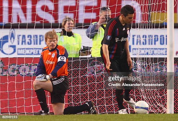 Oliver Kahn of Bayern Munich and his team mate Lucio look dejected after receiving the 3rd goal during the UEFA Cup semi final 2nd leg match between...