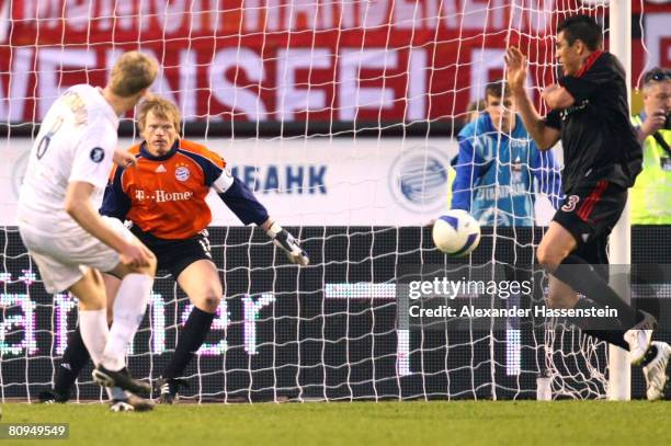 Oliver Kahn of Bayern Munich looks on whilst Pavel Pogrebnyak of St. Petersburg scores the 4rd goal during the UEFA Cup semi final 2nd leg match...