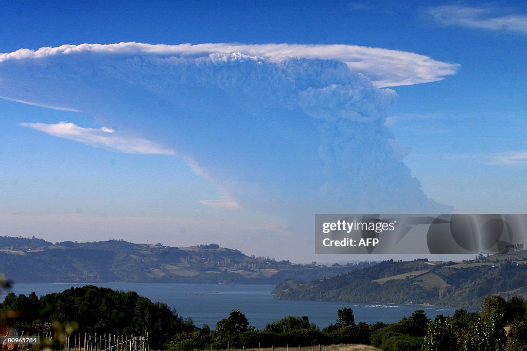 A plume of ashes spewed by the Chaiten v