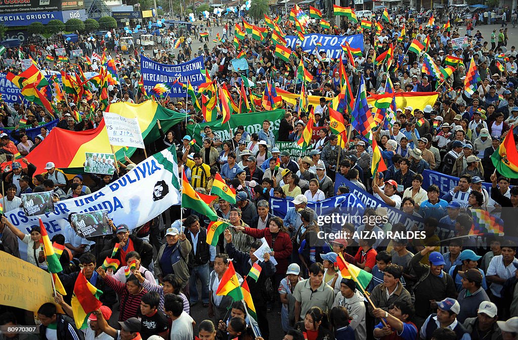 Hundreds of Aymara peasants who support