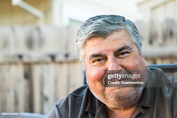 mature homme senior souriant - stéréotype de la classe moyenne photos et images de collection
