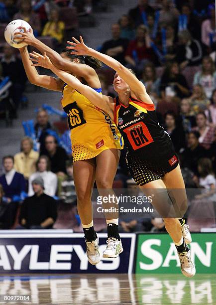 Susan Tagicakibau of the Pulse takes a pass ahead of Casey Williams of the Magic during the round five ANZ Championship match between the Waikato...