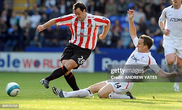 Bolton Wanderers' English forward Kevin Davies vies with Sunderland's Irish midfielder Andy Reid during the English Premier league football match at...
