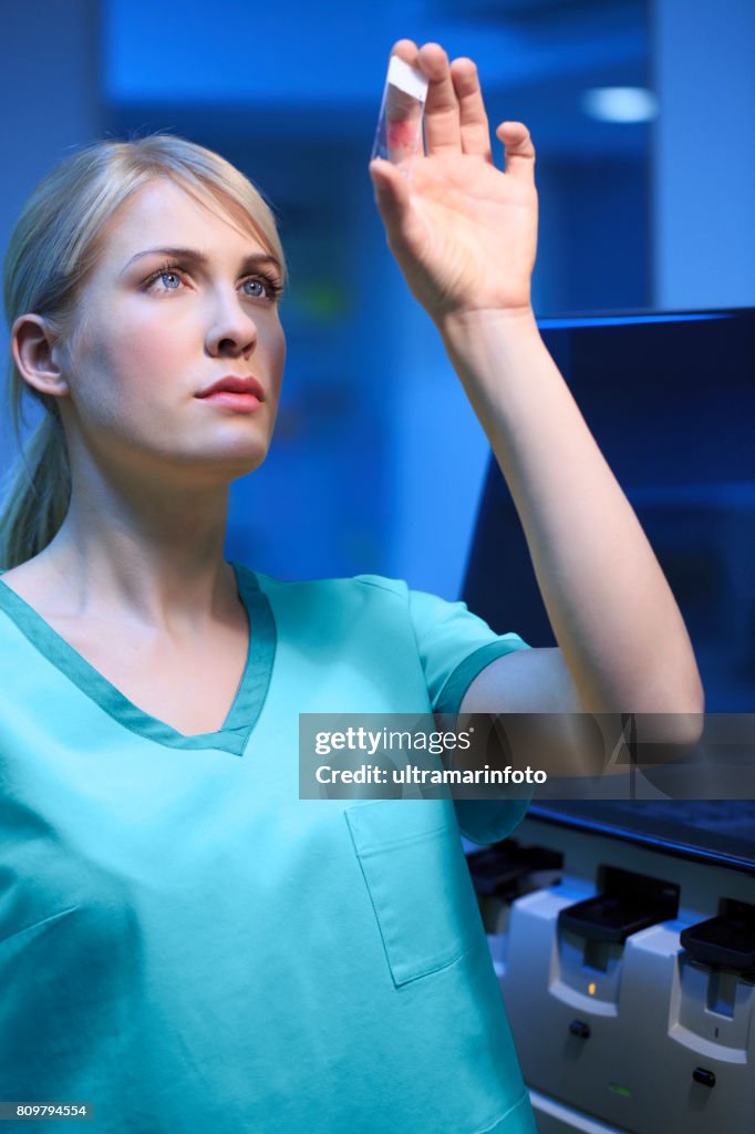 Vrouwelijke arts medische monsters van medisch onderzoek, in het lab te doen. Jonge vrouw wetenschapper in laboratorium. Vrouwen in de stam.
