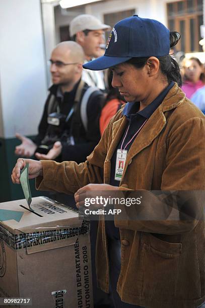 Woman casts her vote at a polling station in a highschool of Santa Cruz, Bolivia, on May 4, 2008. Voters in Bolivia's richest province of Santa Cruz...