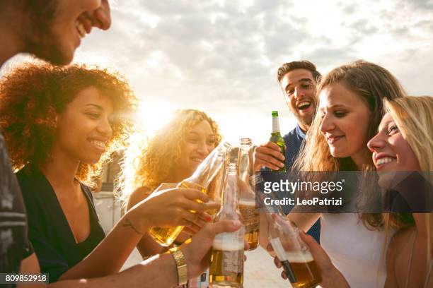 ご友人と楽しむと飲むビールでのバースデーパーティーのようである。 - 食前酒 ストックフォトと画像