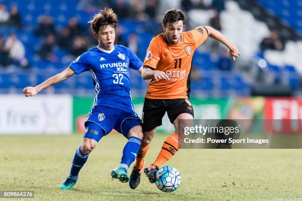 Brisbane Roar Forward Thomas Oar fights for the ball with Ulsan Hyundai Midfielder Lee Yeongjae during the AFC Champions League 2017 Group E match...