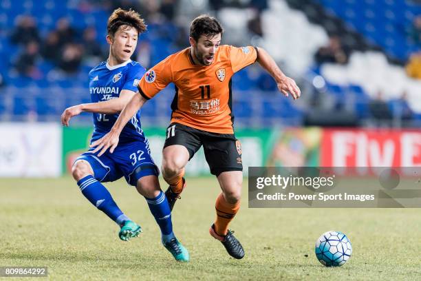 Brisbane Roar Forward Thomas Oar fights for the ball with Ulsan Hyundai Midfielder Lee Yeongjae during the AFC Champions League 2017 Group E match...