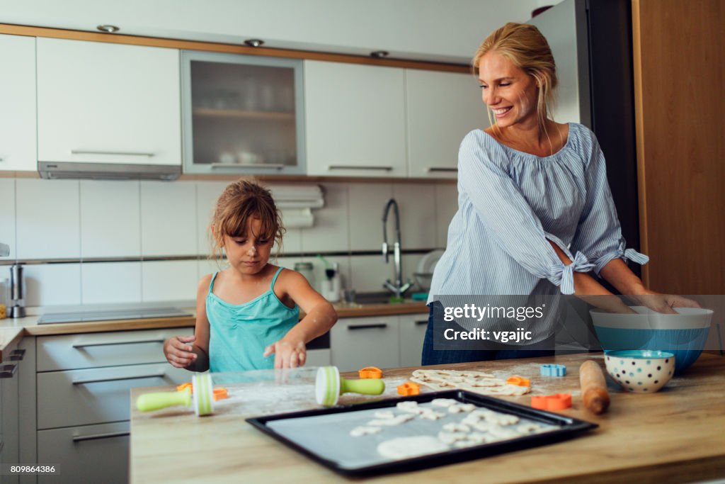 Madre e hija haciendo galletas