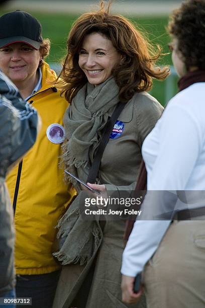 Mary Steenburgen poses for a photos with fans at a campaign stop Democratic presidential hopeful New York Senator Hillary Rodham Clinton at White...