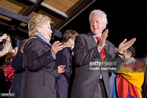 Democratic presidential hopeful New York Senator Hillary Rodham Clinton is and her husband US president Bill Clinton at a campaign stop at White...