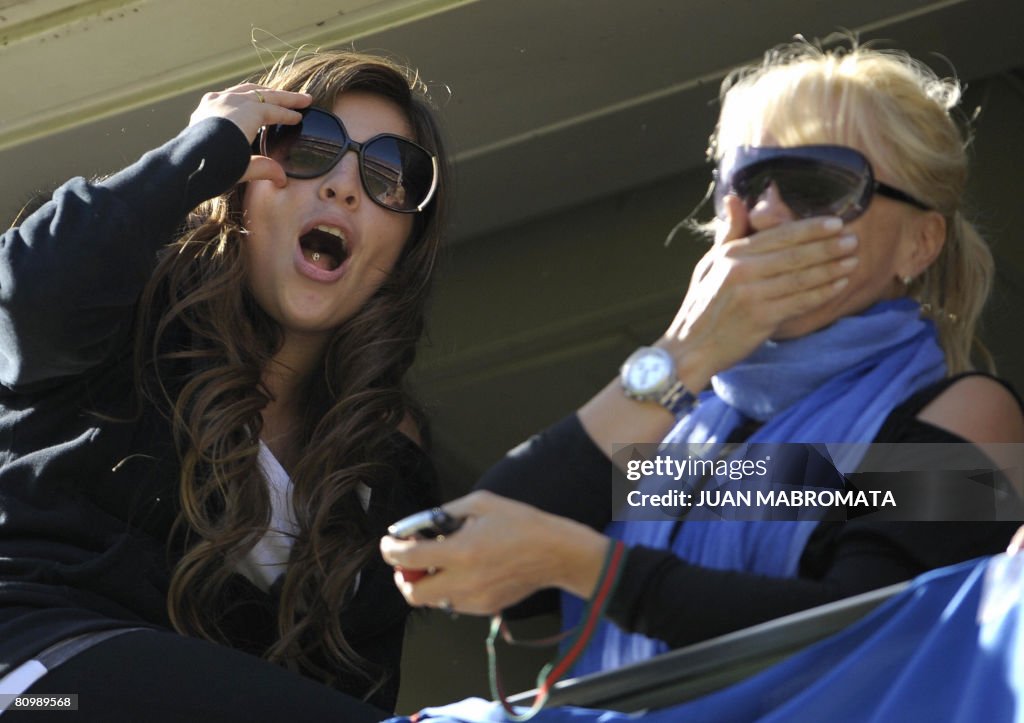 Dalma Maradona (L) and her mother Claudi