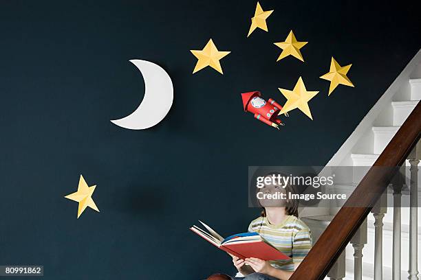 un niño leyendo un libro - imaginación fotografías e imágenes de stock