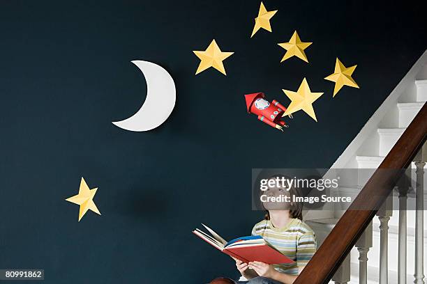 um menino ler um livro - kids imagination imagens e fotografias de stock