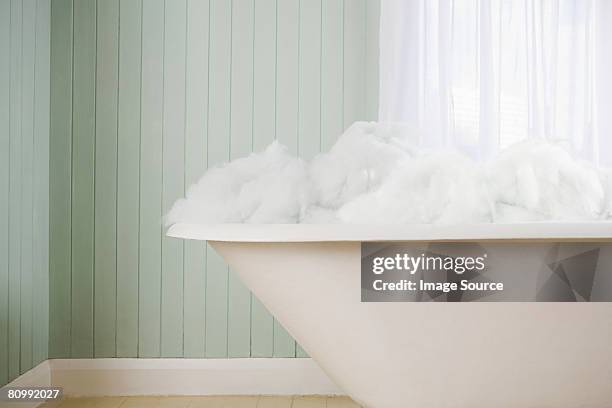 un bagno pieno di schiuma - bubble bath foto e immagini stock